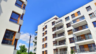 Avrupa 'daki yerleşim yerleri doğayla uyum içinde. Çevre dostu, yeşilliklerle dolu bir şehirde yaşıyor. Eko apartman binası enerji tasarrufu ve temiz hava kavramı. 