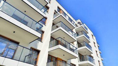 Avrupa konut mimarisi. Modern ev dış görünüşü. Yeni çağdaş konut mimarisi arka planı. 