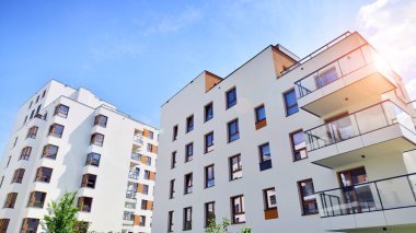 Avrupa 'daki yerleşim yerleri doğayla uyum içinde. Çevre dostu, yeşilliklerle dolu bir şehirde yaşıyor. Eko apartman binası enerji tasarrufu ve temiz hava kavramı. 