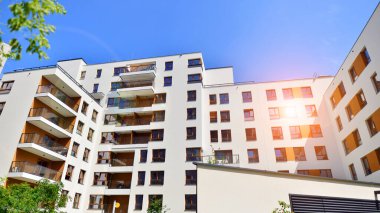 Avrupa 'daki yerleşim yerleri doğayla uyum içinde. Çevre dostu, yeşilliklerle dolu bir şehirde yaşıyor. Eko apartman binası enerji tasarrufu ve temiz hava kavramı. 