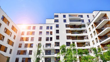 Avrupa 'daki yerleşim yerleri doğayla uyum içinde. Çevre dostu, yeşilliklerle dolu bir şehirde yaşıyor. Eko apartman binası enerji tasarrufu ve temiz hava kavramı. 