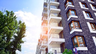 Avrupa 'daki yerleşim yerleri doğayla uyum içinde. Çevre dostu, yeşilliklerle dolu bir şehirde yaşıyor. Eko apartman binası enerji tasarrufu ve temiz hava kavramı. 