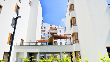 Avrupa 'daki yerleşim yerleri doğayla uyum içinde. Çevre dostu, yeşilliklerle dolu bir şehirde yaşıyor. Eko apartman binası enerji tasarrufu ve temiz hava kavramı. 
