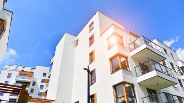 Avrupa konut mimarisi. Modern ev dış görünüşü. Yeni çağdaş konut mimarisi arka planı. 