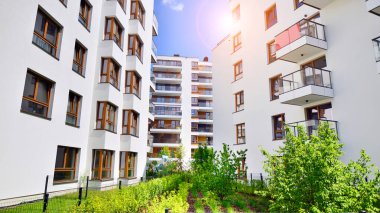 Avrupa 'daki yerleşim yerleri doğayla uyum içinde. Çevre dostu, yeşilliklerle dolu bir şehirde yaşıyor. Eko apartman binası enerji tasarrufu ve temiz hava kavramı. 