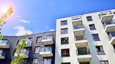 Avrupa 'daki yerleşim yerleri doğayla uyum içinde. Çevre dostu, yeşilliklerle dolu bir şehirde yaşıyor. Eko apartman binası enerji tasarrufu ve temiz hava kavramı. 