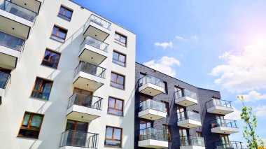 Avrupa 'daki yerleşim yerleri doğayla uyum içinde. Çevre dostu, yeşilliklerle dolu bir şehirde yaşıyor. Eko apartman binası enerji tasarrufu ve temiz hava kavramı. 