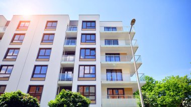 Avrupa 'daki yerleşim yerleri doğayla uyum içinde. Çevre dostu, yeşilliklerle dolu bir şehirde yaşıyor. Eko apartman binası enerji tasarrufu ve temiz hava kavramı. 