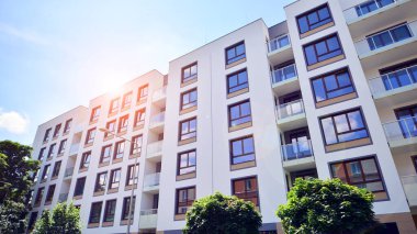 Avrupa 'daki yerleşim yerleri doğayla uyum içinde. Çevre dostu, yeşilliklerle dolu bir şehirde yaşıyor. Eko apartman binası enerji tasarrufu ve temiz hava kavramı. 