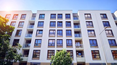 Avrupa 'daki yerleşim yerleri doğayla uyum içinde. Çevre dostu, yeşilliklerle dolu bir şehirde yaşıyor. Eko apartman binası enerji tasarrufu ve temiz hava kavramı. 