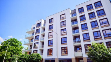 Avrupa 'daki yerleşim yerleri doğayla uyum içinde. Çevre dostu, yeşilliklerle dolu bir şehirde yaşıyor. Eko apartman binası enerji tasarrufu ve temiz hava kavramı. 