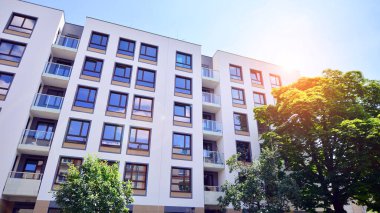 Avrupa 'daki yerleşim yerleri doğayla uyum içinde. Çevre dostu, yeşilliklerle dolu bir şehirde yaşıyor. Eko apartman binası enerji tasarrufu ve temiz hava kavramı. 
