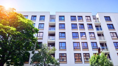 Avrupa 'daki yerleşim yerleri doğayla uyum içinde. Çevre dostu, yeşilliklerle dolu bir şehirde yaşıyor. Eko apartman binası enerji tasarrufu ve temiz hava kavramı. 