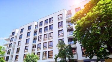 Avrupa 'daki yerleşim yerleri doğayla uyum içinde. Çevre dostu, yeşilliklerle dolu bir şehirde yaşıyor. Eko apartman binası enerji tasarrufu ve temiz hava kavramı. 