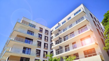 Avrupa 'daki yerleşim yerleri doğayla uyum içinde. Çevre dostu, yeşilliklerle dolu bir şehirde yaşıyor. Eko apartman binası enerji tasarrufu ve temiz hava kavramı. 