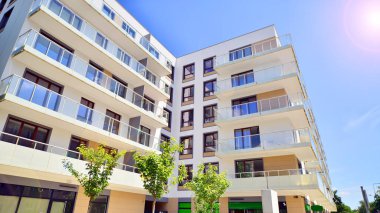 Avrupa 'daki yerleşim yerleri doğayla uyum içinde. Çevre dostu, yeşilliklerle dolu bir şehirde yaşıyor. Eko apartman binası enerji tasarrufu ve temiz hava kavramı. 