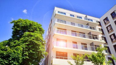 Avrupa 'daki yerleşim yerleri doğayla uyum içinde. Çevre dostu, yeşilliklerle dolu bir şehirde yaşıyor. Eko apartman binası enerji tasarrufu ve temiz hava kavramı. 