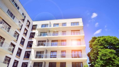 Avrupa 'daki yerleşim yerleri doğayla uyum içinde. Çevre dostu, yeşilliklerle dolu bir şehirde yaşıyor. Eko apartman binası enerji tasarrufu ve temiz hava kavramı. 