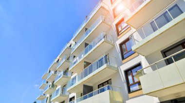 Avrupa konut mimarisi. Modern ev dış görünüşü. Yeni çağdaş konut mimarisi arka planı. 