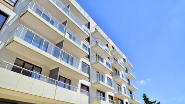 Avrupa konut mimarisi. Modern ev dış görünüşü. Yeni çağdaş konut mimarisi arka planı. 