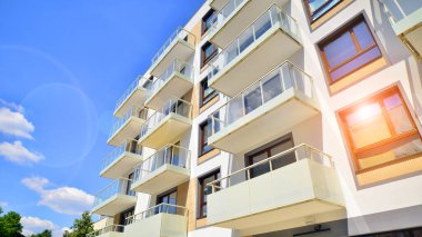 Avrupa 'daki yerleşim yerleri doğayla uyum içinde. Çevre dostu, yeşilliklerle dolu bir şehirde yaşıyor. Eko apartman binası enerji tasarrufu ve temiz hava kavramı. 