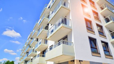 Avrupa konut mimarisi. Modern ev dış görünüşü. Yeni çağdaş konut mimarisi arka planı. 