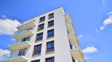 Avrupa konut mimarisi. Modern ev dış görünüşü. Yeni çağdaş konut mimarisi arka planı. 