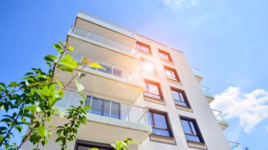 Avrupa 'daki yerleşim yerleri doğayla uyum içinde. Çevre dostu, yeşilliklerle dolu bir şehirde yaşıyor. Eko apartman binası enerji tasarrufu ve temiz hava kavramı. 