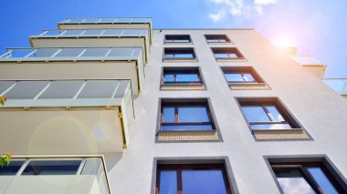 Avrupa konut mimarisi. Modern ev dış görünüşü. Yeni çağdaş konut mimarisi arka planı. 