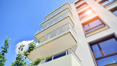 Avrupa 'daki yerleşim yerleri doğayla uyum içinde. Çevre dostu, yeşilliklerle dolu bir şehirde yaşıyor. Eko apartman binası enerji tasarrufu ve temiz hava kavramı. 