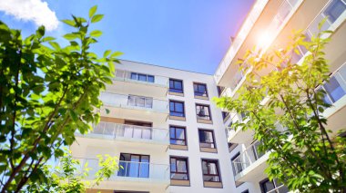 Avrupa 'daki yerleşim yerleri doğayla uyum içinde. Çevre dostu, yeşilliklerle dolu bir şehirde yaşıyor. Eko apartman binası enerji tasarrufu ve temiz hava kavramı. 