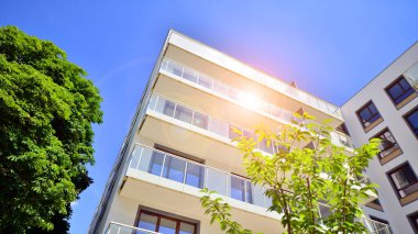 Avrupa 'daki yerleşim yerleri doğayla uyum içinde. Çevre dostu, yeşilliklerle dolu bir şehirde yaşıyor. Eko apartman binası enerji tasarrufu ve temiz hava kavramı. 