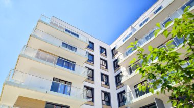 Avrupa 'daki yerleşim yerleri doğayla uyum içinde. Çevre dostu, yeşilliklerle dolu bir şehirde yaşıyor. Eko apartman binası enerji tasarrufu ve temiz hava kavramı. 