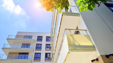 Avrupa 'daki yerleşim yerleri doğayla uyum içinde. Çevre dostu, yeşilliklerle dolu bir şehirde yaşıyor. Eko apartman binası enerji tasarrufu ve temiz hava kavramı. 