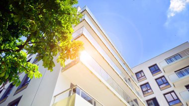 Avrupa 'daki yerleşim yerleri doğayla uyum içinde. Çevre dostu, yeşilliklerle dolu bir şehirde yaşıyor. Eko apartman binası enerji tasarrufu ve temiz hava kavramı. 