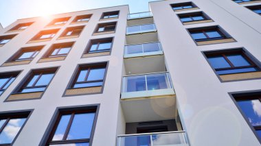 Avrupa konut mimarisi. Modern ev dış görünüşü. Yeni çağdaş konut mimarisi arka planı. 