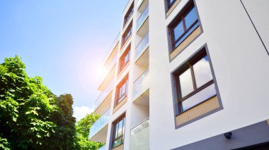 Avrupa 'daki yerleşim yerleri doğayla uyum içinde. Çevre dostu, yeşilliklerle dolu bir şehirde yaşıyor. Eko apartman binası enerji tasarrufu ve temiz hava kavramı. 