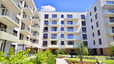 Avrupa 'daki yerleşim yerleri doğayla uyum içinde. Çevre dostu, yeşilliklerle dolu bir şehirde yaşıyor. Eko apartman binası enerji tasarrufu ve temiz hava kavramı. 