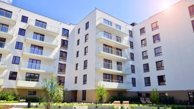 Avrupa 'daki yerleşim yerleri doğayla uyum içinde. Çevre dostu, yeşilliklerle dolu bir şehirde yaşıyor. Eko apartman binası enerji tasarrufu ve temiz hava kavramı. 