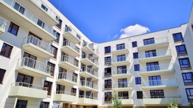 Avrupa konut mimarisi. Modern ev dış görünüşü. Yeni çağdaş konut mimarisi arka planı. 