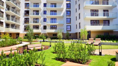 Avrupa 'daki yerleşim yerleri doğayla uyum içinde. Çevre dostu, yeşilliklerle dolu bir şehirde yaşıyor. Eko apartman binası enerji tasarrufu ve temiz hava kavramı. 