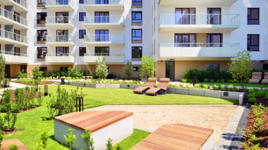 Avrupa 'daki yerleşim yerleri doğayla uyum içinde. Çevre dostu, yeşilliklerle dolu bir şehirde yaşıyor. Eko apartman binası enerji tasarrufu ve temiz hava kavramı. 