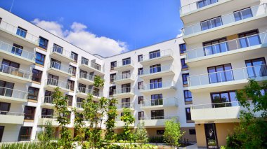 Avrupa 'daki yerleşim yerleri doğayla uyum içinde. Çevre dostu, yeşilliklerle dolu bir şehirde yaşıyor. Eko apartman binası enerji tasarrufu ve temiz hava kavramı. 