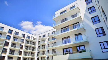 Avrupa konut mimarisi. Modern ev dış görünüşü. Yeni çağdaş konut mimarisi arka planı. 