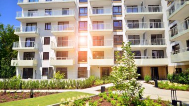 Avrupa 'daki yerleşim yerleri doğayla uyum içinde. Çevre dostu, yeşilliklerle dolu bir şehirde yaşıyor. Eko apartman binası enerji tasarrufu ve temiz hava kavramı. 