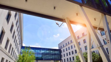Karbondioksiti azaltmak için ağaçlı sürdürülebilir cam ofis binası. Modern şehirde çevre dostu bir bina. Yeşil çevresi olan bir ofis. Şirket binası CO2 'yi düşürdü.