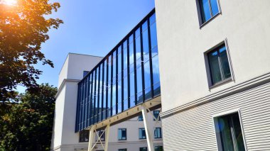 Karbondioksiti azaltmak için ağaçlı sürdürülebilir cam ofis binası. Modern şehirde çevre dostu bir bina. Yeşil çevresi olan bir ofis. Şirket binası CO2 'yi düşürdü.