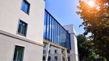 Karbondioksiti azaltmak için ağaçlı sürdürülebilir cam ofis binası. Modern şehirde çevre dostu bir bina. Yeşil çevresi olan bir ofis. Şirket binası CO2 'yi düşürdü.