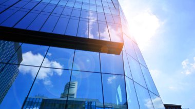 Avrupa modern ofis mimarisi. Mavi gökyüzüne karşı modern gökdelenlerin görüntüsü. Şehir merkezindeki iş binalarına bakıyorum..