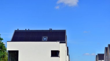 Yeni geliştirilmiş konutlarda teraslı aile evleri. Banliyödeki emlak piyasası. Yeni bir gelişme bölgesinde yeni bekar aile evleri. Modern görünüşlü konutlar.. 